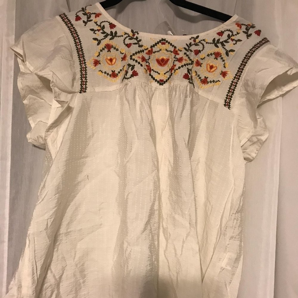 NWB Cream Floral Embroidered Top Size: Large